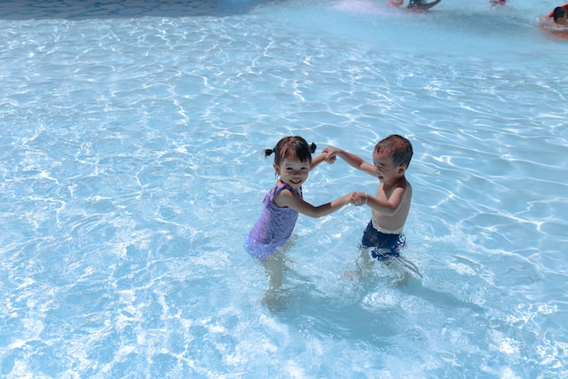 Nadadores compitiendo en natación